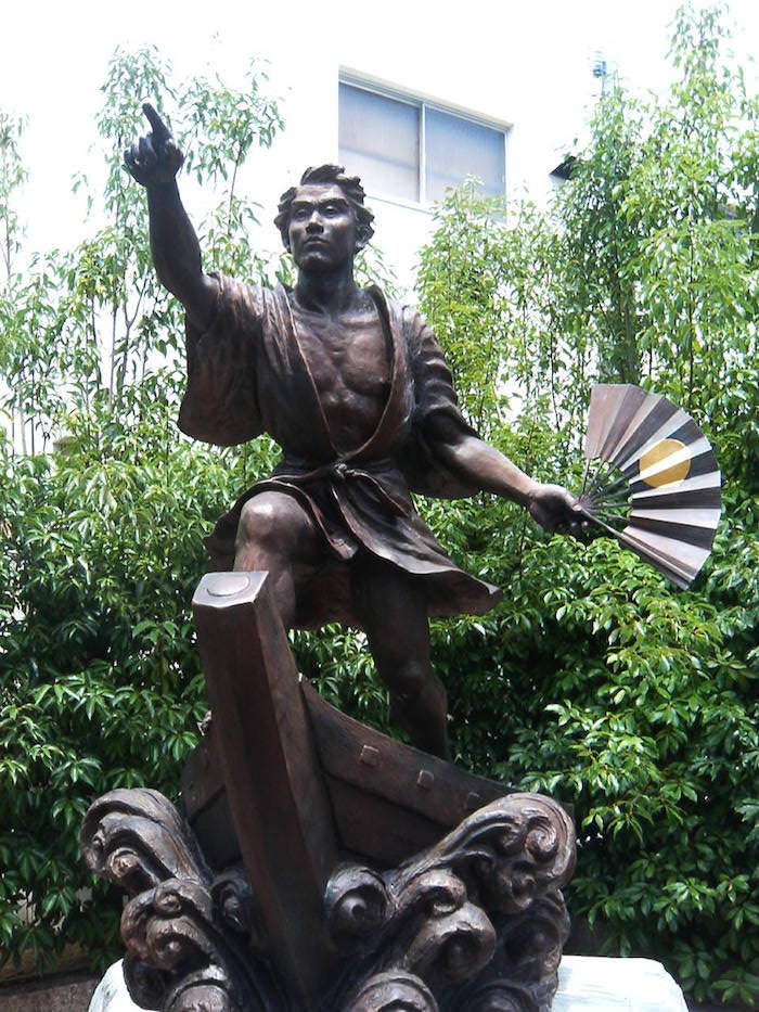 紀伊国屋文左衛門の銅像（JR湯浅駅近く）