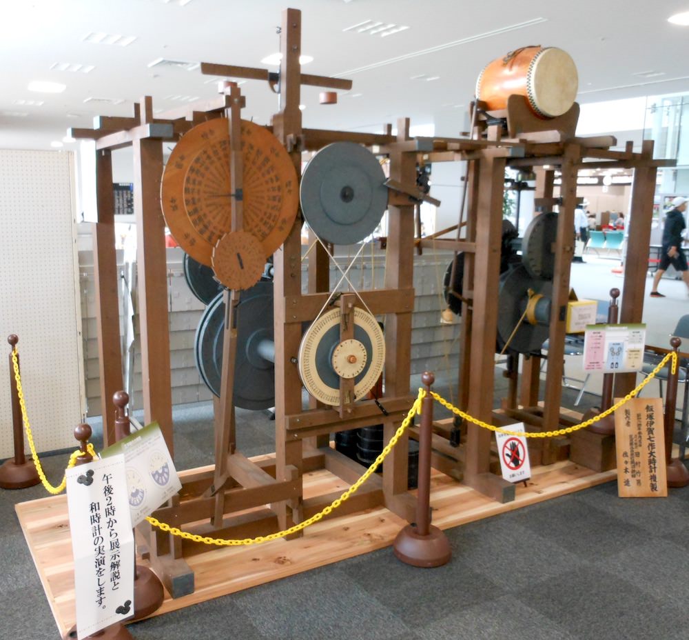 からくり伊賀七こと飯塚伊賀七が発明した巨大な和時計（拡大画像）