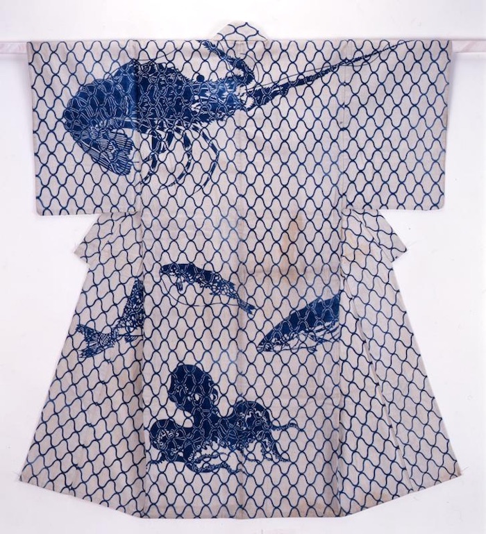 江戸時代後期の浴衣。白地に「大漁紋」と呼ばれる海老や蛸などの柄が大胆にデザインされています（『白木綿地大漁模様浴衣』）の拡大画像
