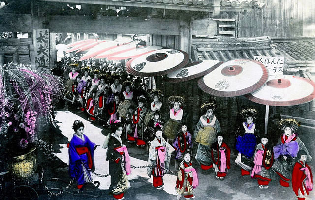 京の島原遊郭での花魁道中（1909年（明治42年）に撮影）