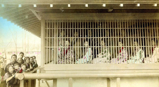 横浜にあった娼館の張見世を撮影した当時の遊女写真（年代は不明）