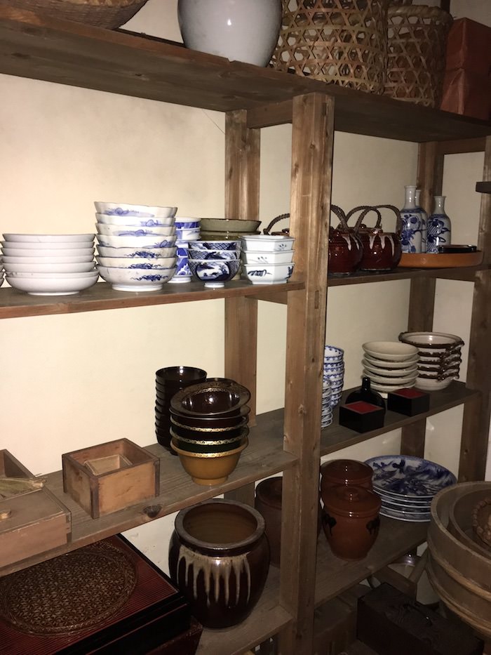船宿の台所にある食器棚（深川江戸資料館 再現）の拡大画像