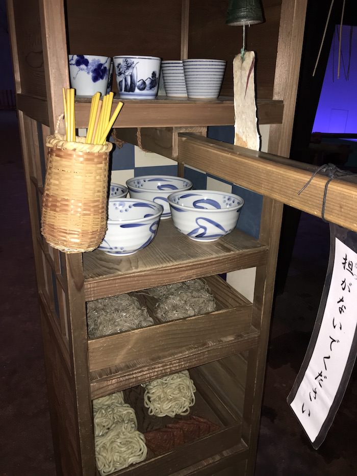 江戸時代の蕎麦屋台にある蕎麦猪口、丼、麺、お箸など（深川江戸資料館 再現）の拡大画像