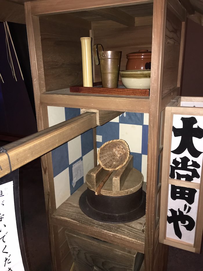 江戸時代の蕎麦屋台にある釜と湯切りなど（深川江戸資料館 再現）の拡大画像