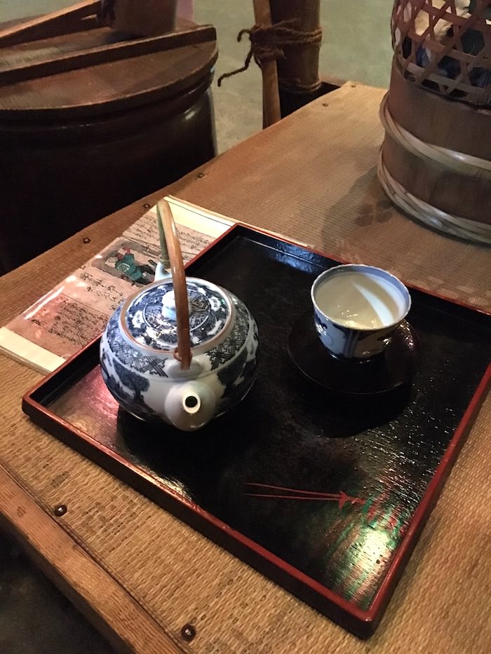 水茶屋では急須ごとお茶を提供した（深川江戸資料館 再現）の拡大画像