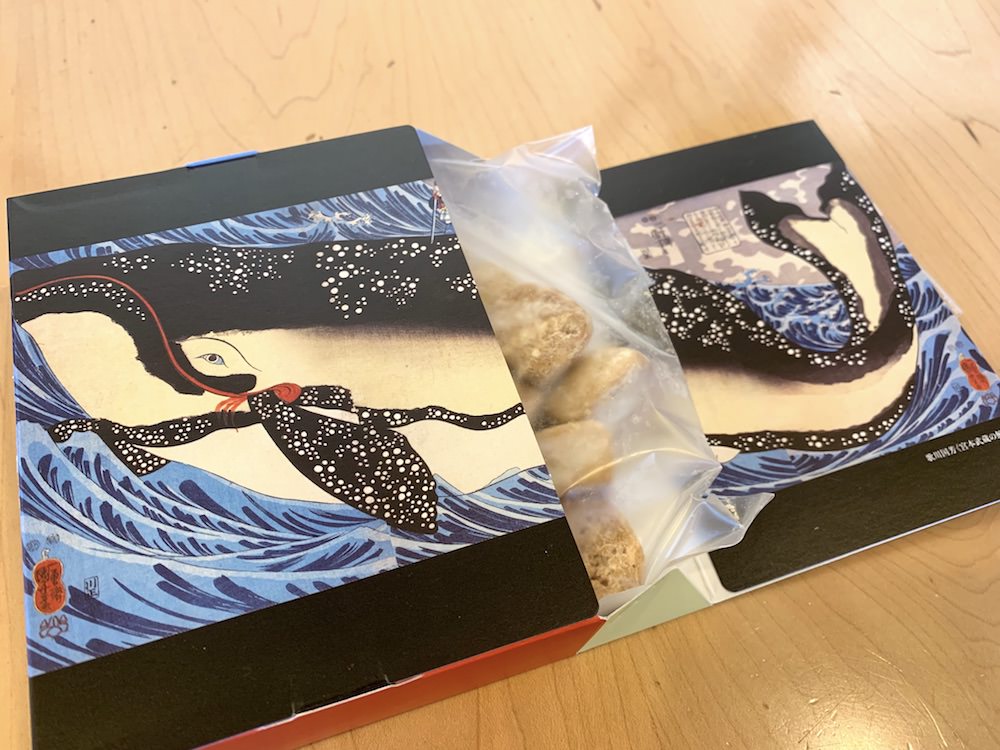 歌川国芳『宮本武蔵の鯨退治』のクッキーパッケージ（展覧会『奇想の系譜展』のグッズ）の拡大画像