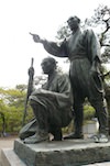 玉川兄弟の銅像（右が兄、左が弟）