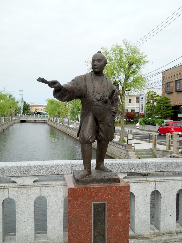 伊奈忠次の銅像（備前掘の道明橋、茨城県水戸市）