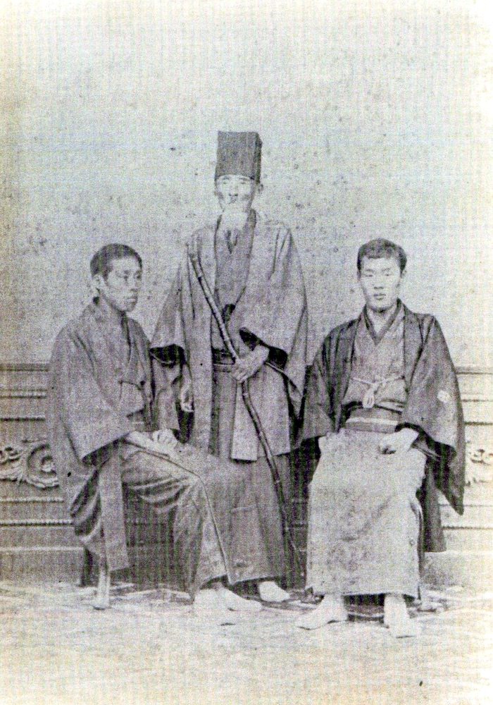 晩年の大槻磐渓の写真（中央）。左は大槻如電（磐渓の次男）、右は大槻文彦（磐渓の三男）。1874年1月撮影